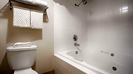 Suite-1 King Bed Non-Smoking Whirlpool High Speed Internet Access Microwave And Refrigerator Full B
