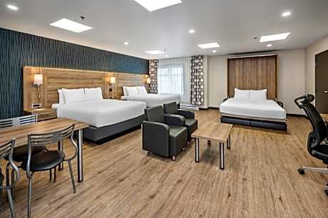 Superior Queen Suite with Three Queen Beds - Non-Smoking