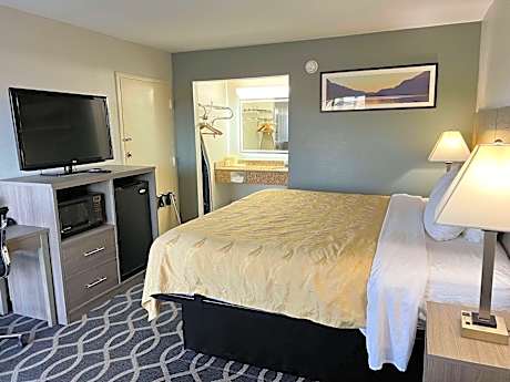 1 King Bed, Nonsmoking