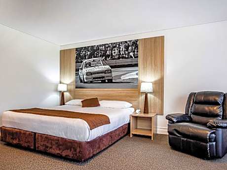 Executive Suite with 1 kingsize bed and 1 sofa