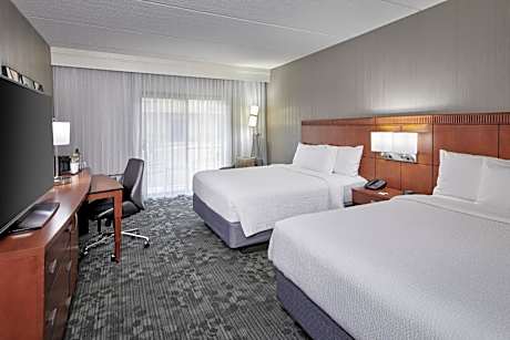 Queen Room with Two Queen Beds and Roll-In Shower - Mobility Access/Hearing Accessible