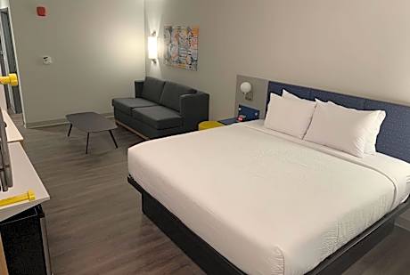 King Suite with Mobility Access and Roll-In Shower, Non-Smoking