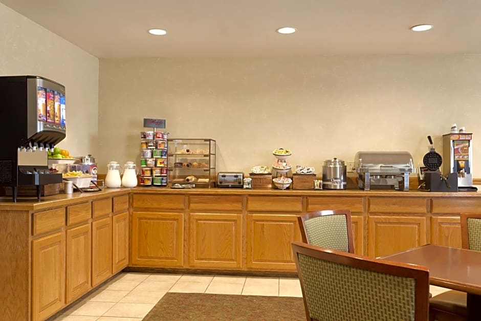 Country Inn & Suites by Radisson, Nevada, MO