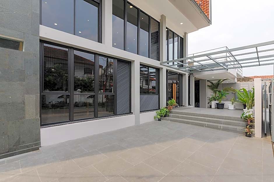 Urbanview Hotel Puri Indah