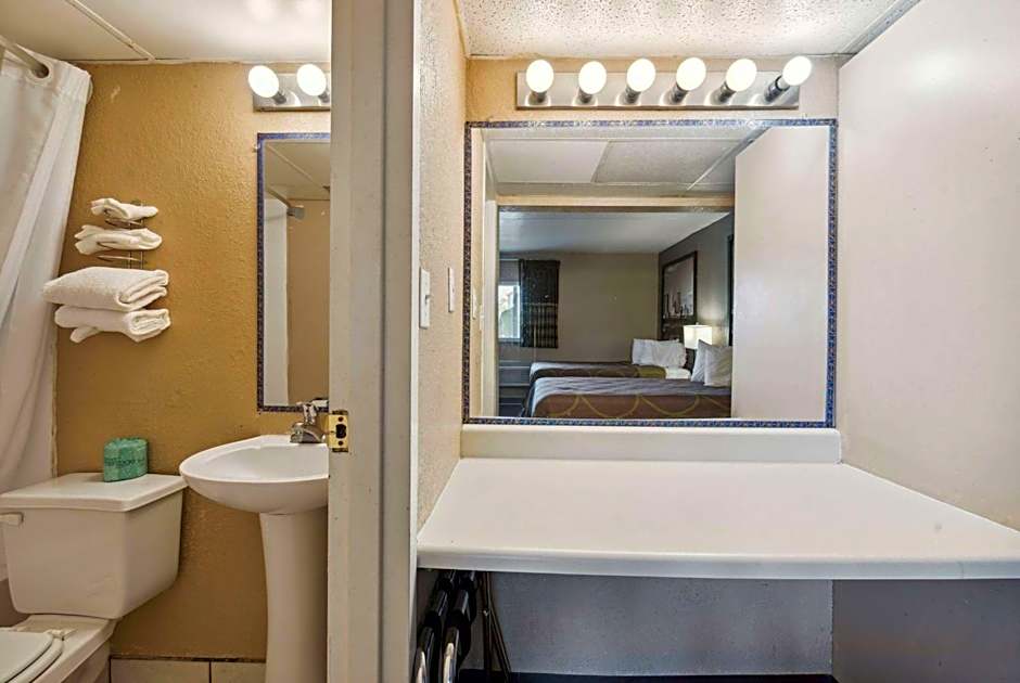 Super 8 by Wyndham Millbury/Toledo