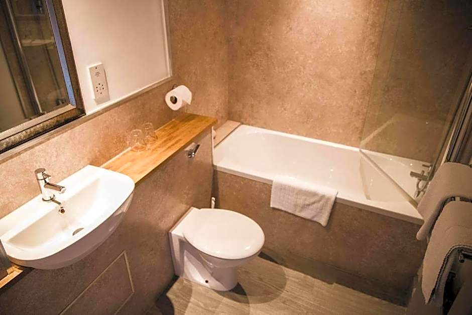 OYO The Red Lion Hotel