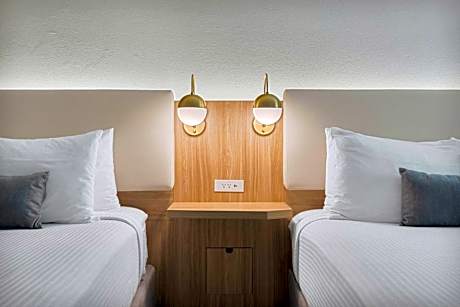 2 Queen Beds NSMK Fireplace Internet Coffee Maker Hairdryer Iron And Ironing Board Full Breakfast