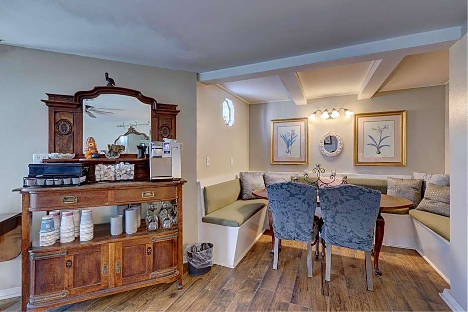 Pelican Cove Inn