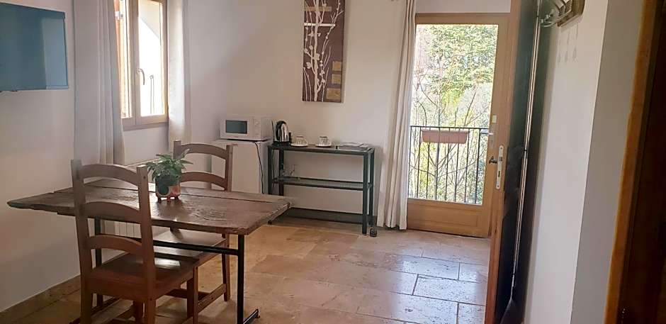 "Les Lauriers" chambre indépendante avec terrasse privée