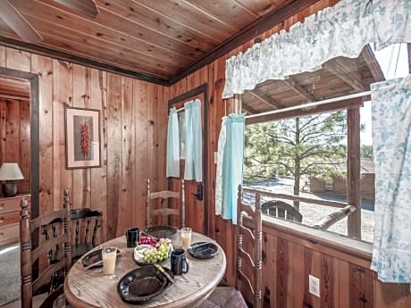 Tiny Two, 2 Bedrooms, Midtown, Sleeps 4