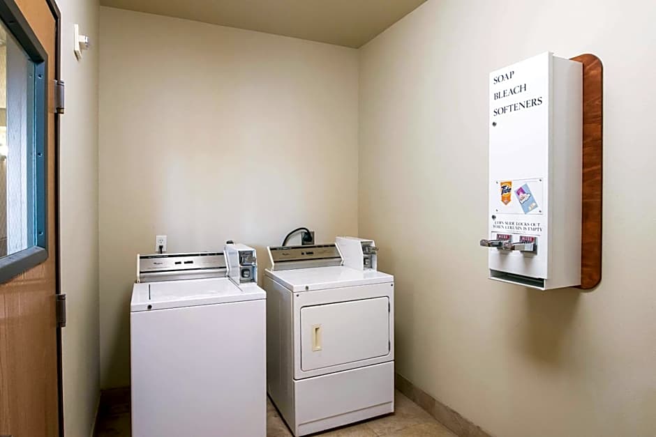 Econo Lodge Inn & Suites