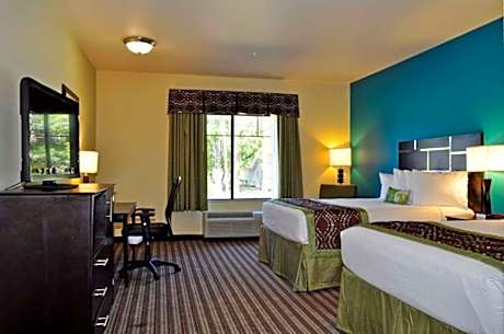 2 Queen Beds, Non-Smoking, Pillowtop Bed, 40 Inch Lcd Tv, Microwave And Refrigerator, Full Breakfast