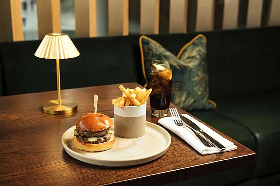 Montcalm East, Autograph Collection