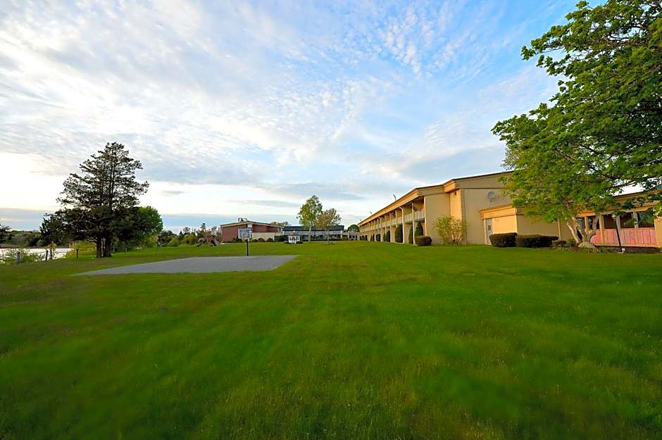 Riverview Inn & Suites