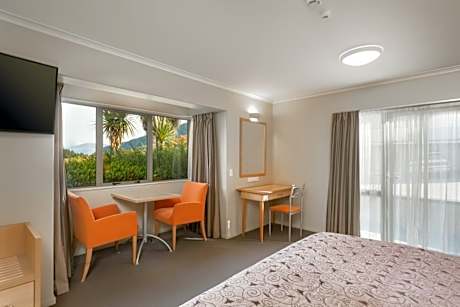 Lake View Studio with Spa Bath