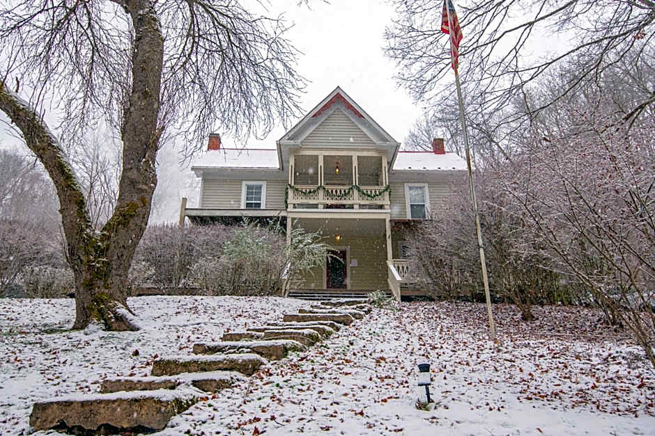 Moore House Inn & Cabins