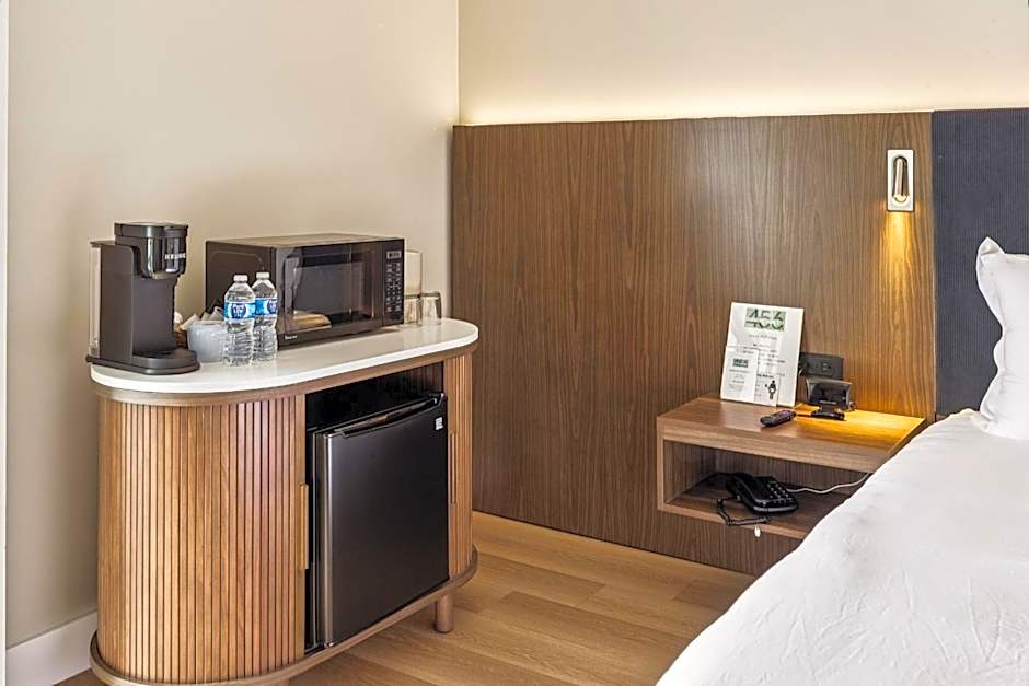 456 Embarcadero Inn & Suites
