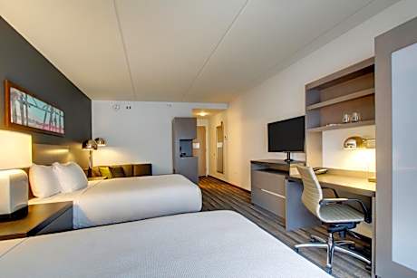 Studio with Two Queen Beds and Roll-In Shower - Disability Access