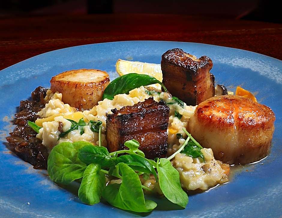 Storm Mountain Lodge Cabins Dining