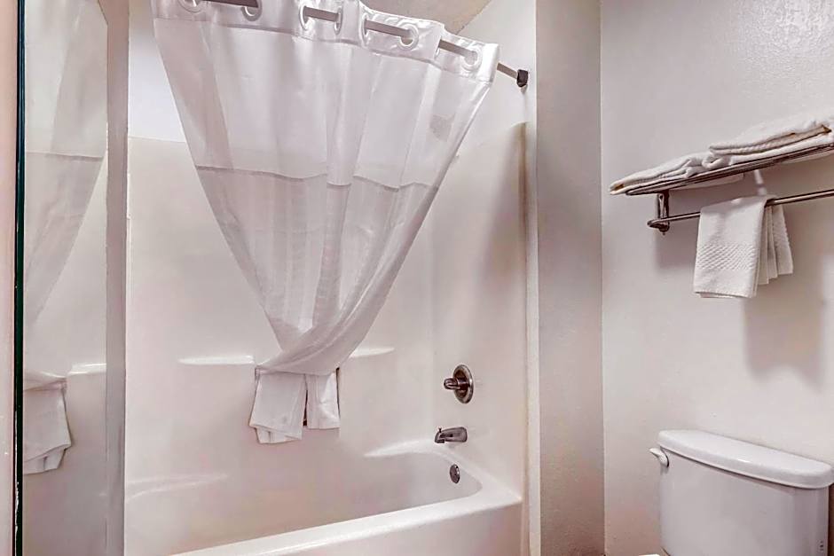 Quality Inn & Suites Decatur Priceville I-65