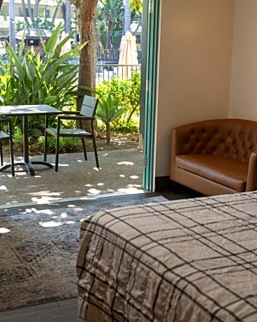 Deluxe King Room Poolside