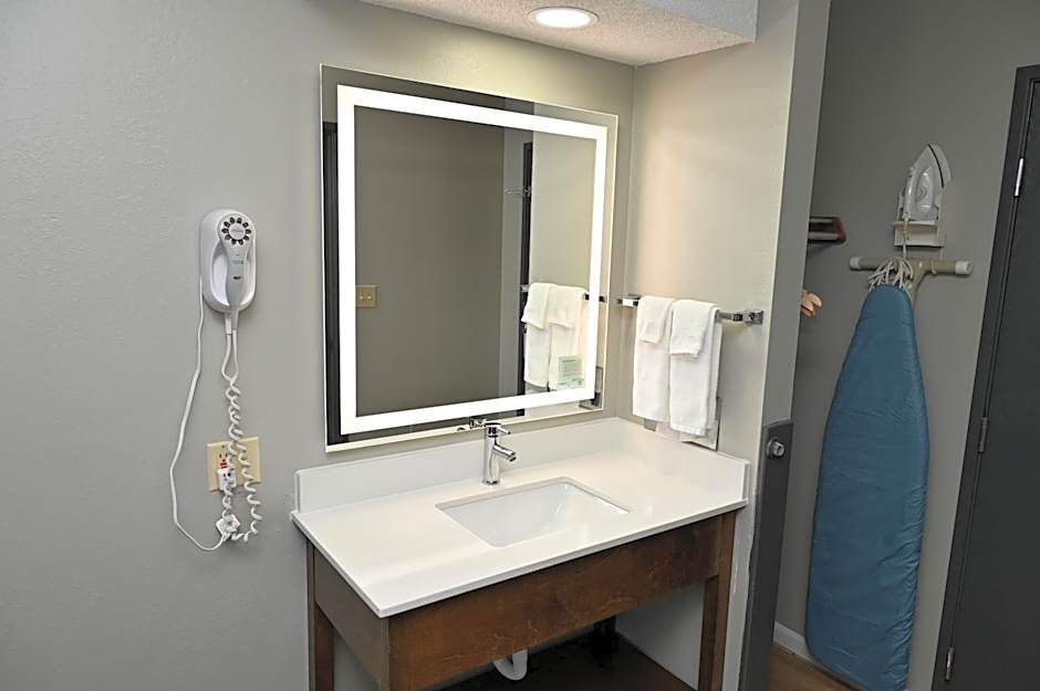 Super 8 by Wyndham Higginsville