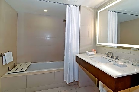  DELUXE ROOM-LARGE BATHROOM-2 QUEEN BEDS - 35USD RESORT CHARGE - TOTAL AREA OF 390 SQ FT - LOCATED IN OCEAN TOWER -