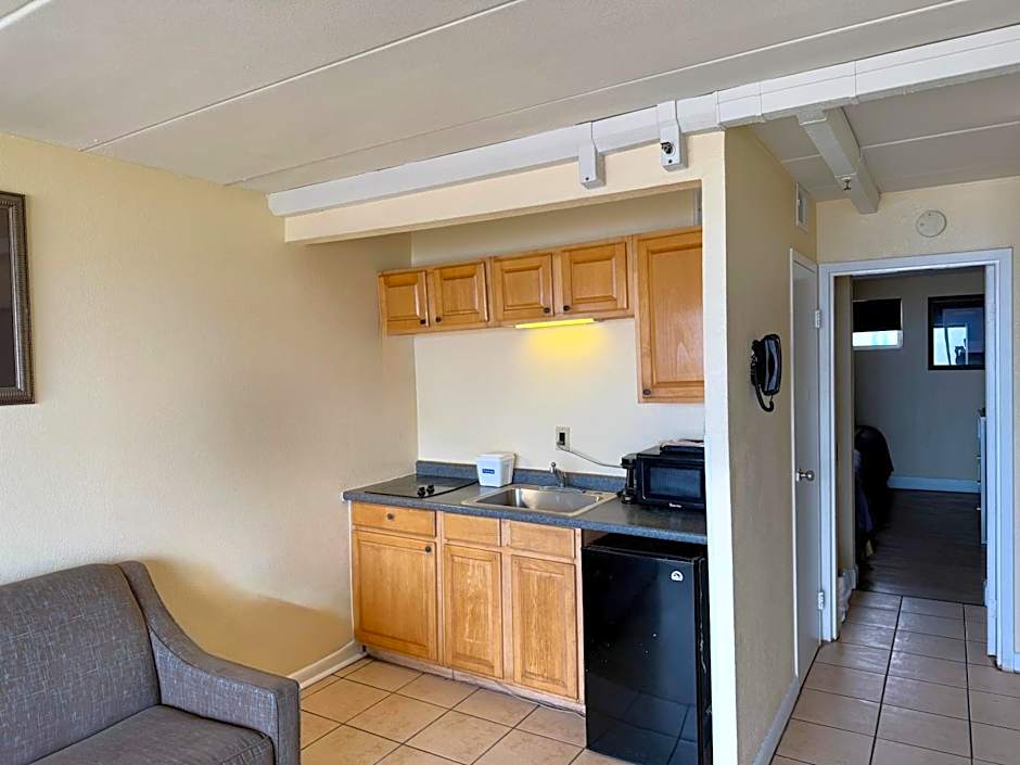 Aquarius Oceanfront Hotel