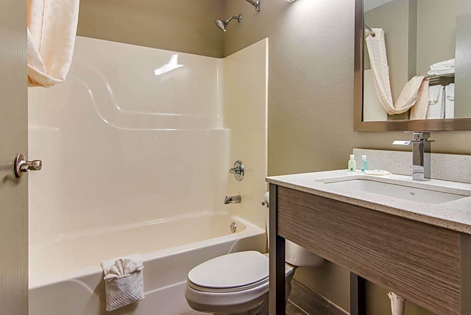 Quality Inn & Suites Grove City-Outlet Mall