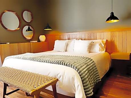 Deluxe Queen Suite