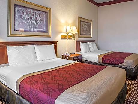 2 Queen Beds, Smoking