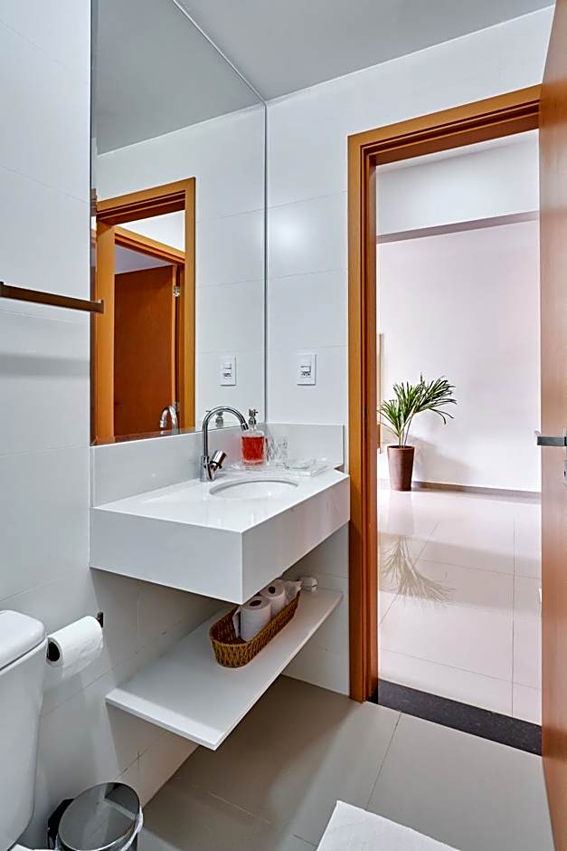 2 QUARTOS com Churrasqueira na Varanda, Piscina, Garagem interna, WiFi 500mbps, Ar Condicionado e Telas de Proteção