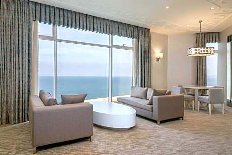 Executive Suite, Club lounge access, 1 King, Corner room