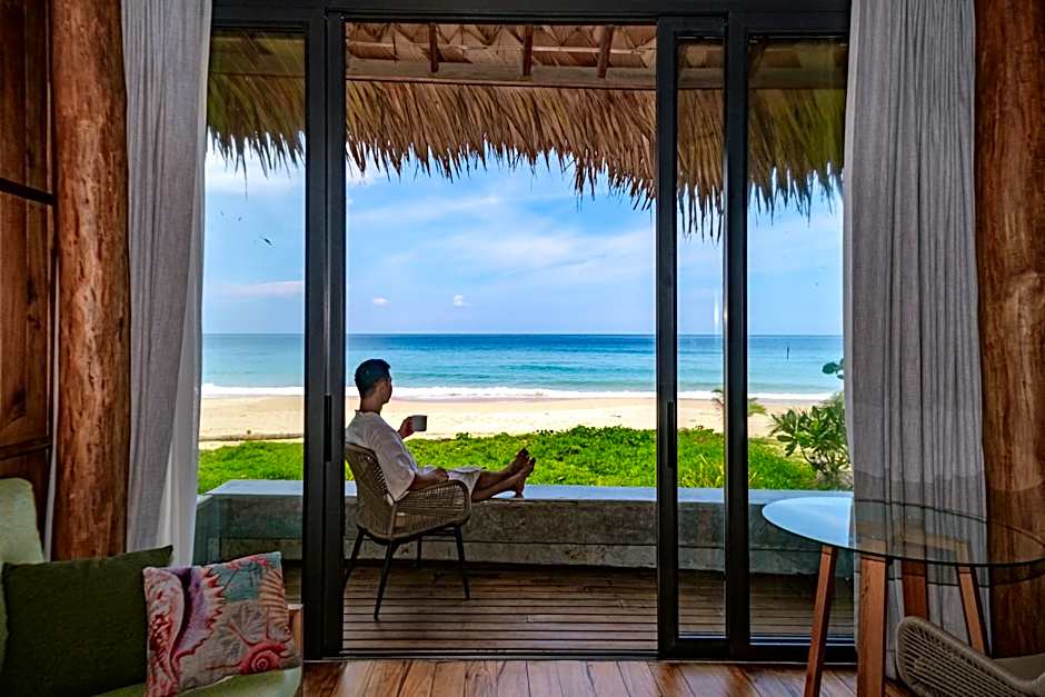 Sealord Naithon Beachfront Villa