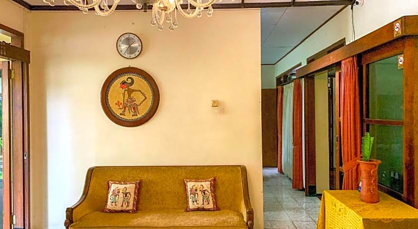 OYO 261 Sasono Putro Guest House