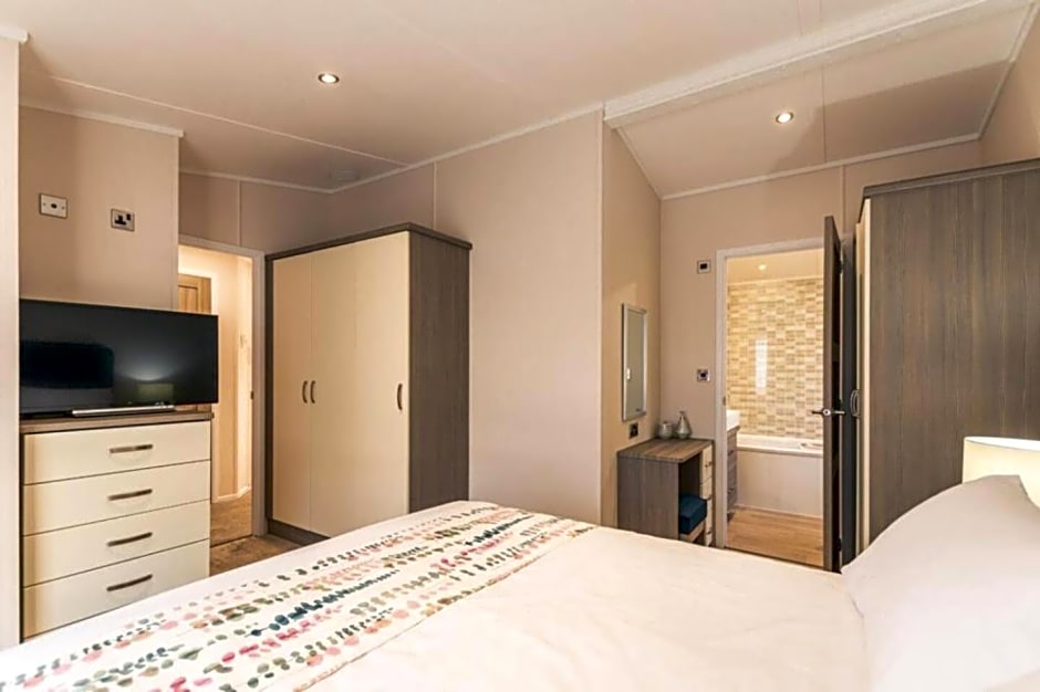 Woodland Jewel Lodge with Hot Tub