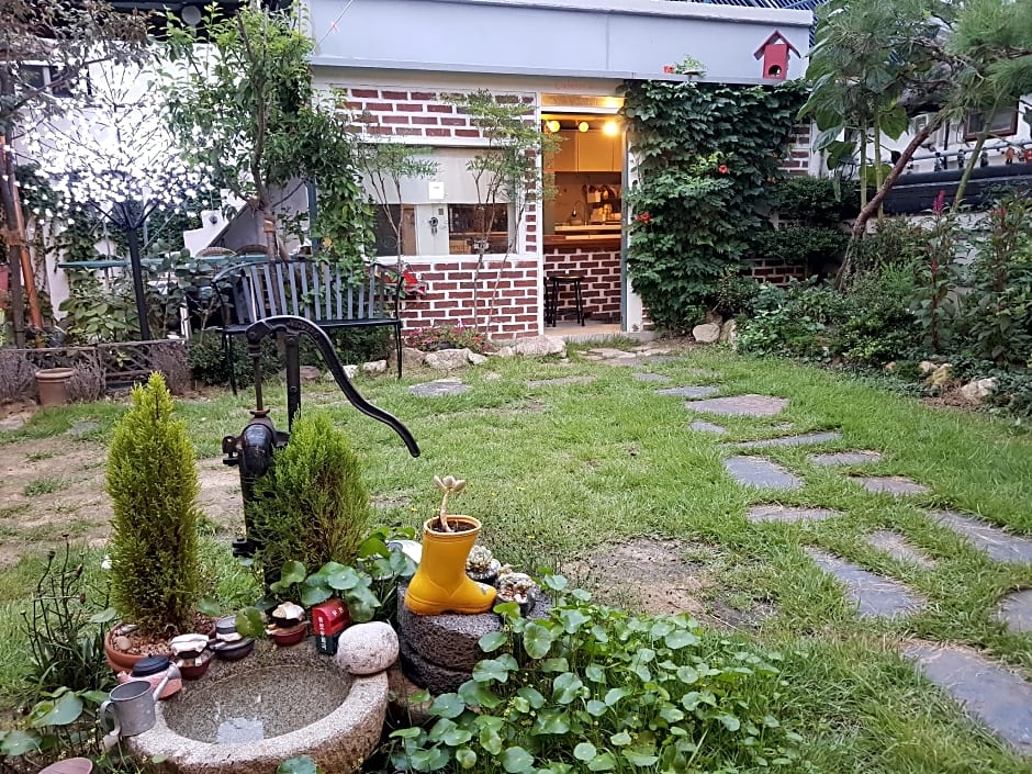 Hanulgiwa Hanok Stay