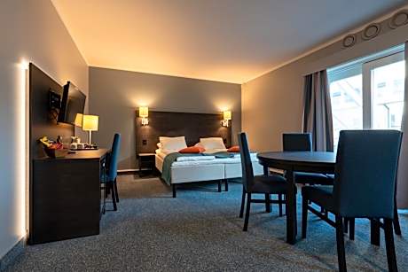 Family Room (2 Adults + 2 Children)