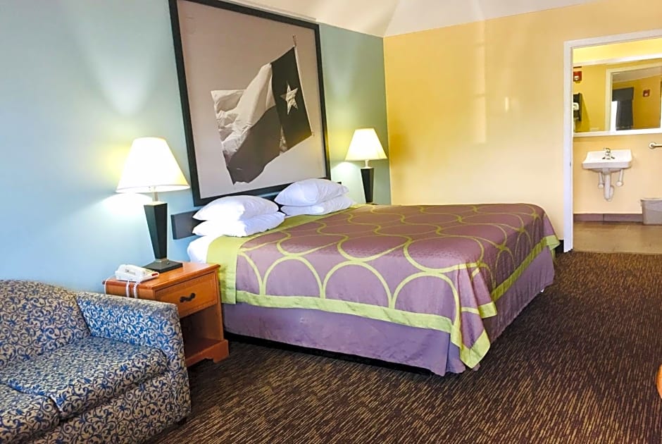 Super 8 by Wyndham Montgomery/ Lake Conroe