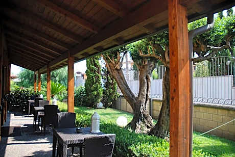 Superior Single Room with One Double Bed and Garden View