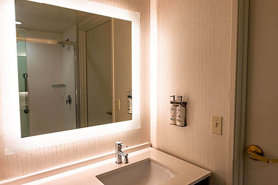 Holiday Inn & Suites Oakland - Airport by IHG