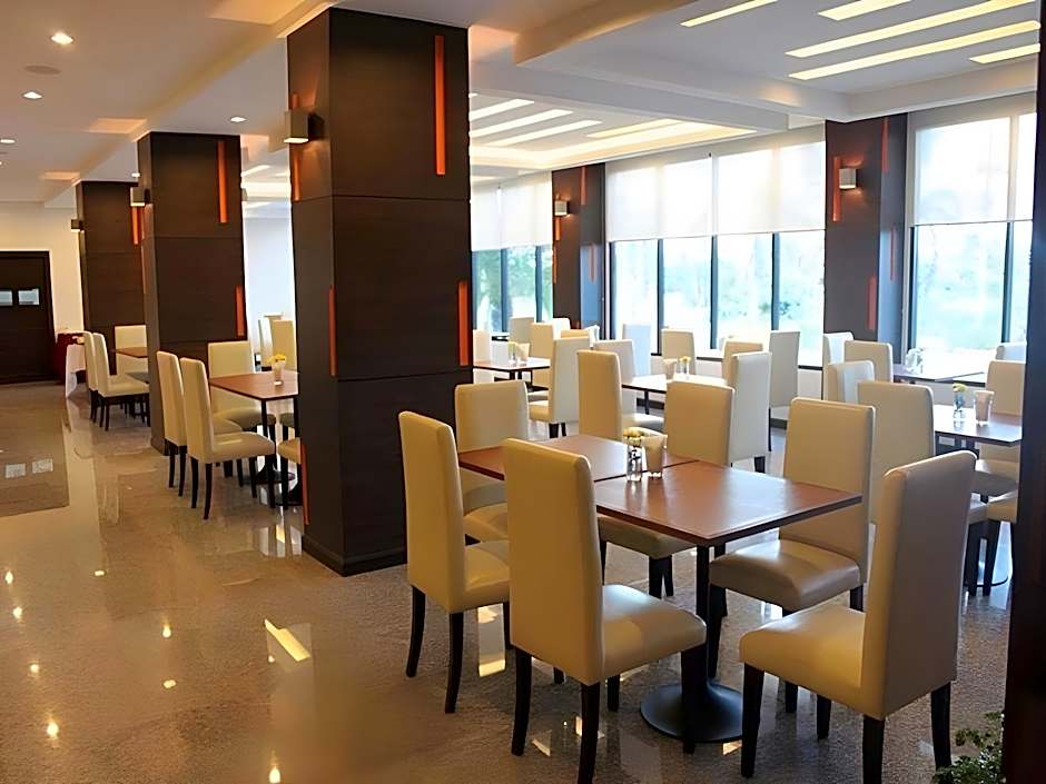 S Tara Grand Hotel