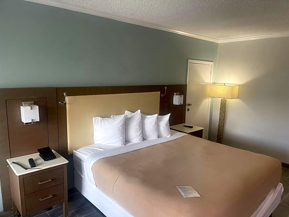 Photo 1 of 4 of 1 King Bed, Nonsmoking