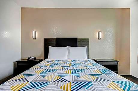 Deluxe Queen Room - Non-Smoking