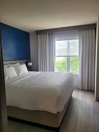 One-Bedroom King Suite - Non-Smoking