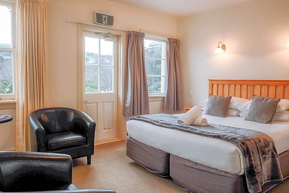 The Grand Hotel & Bar - Akaroa