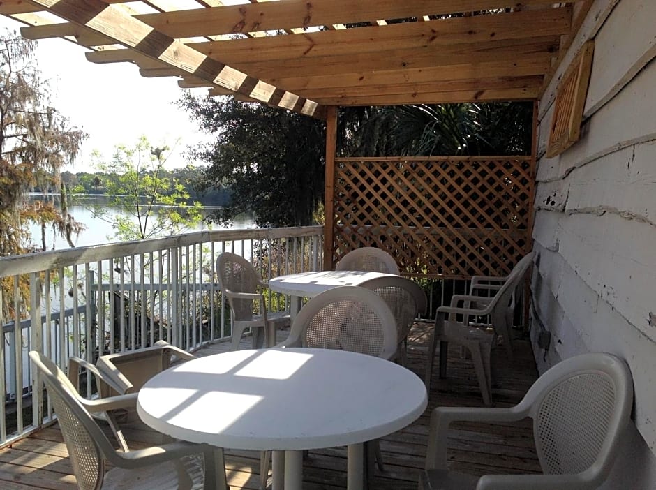 The Suwannee Gables Motel & Marina