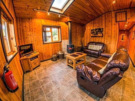 Traditional family lodge, sleeps 4 with hot tub