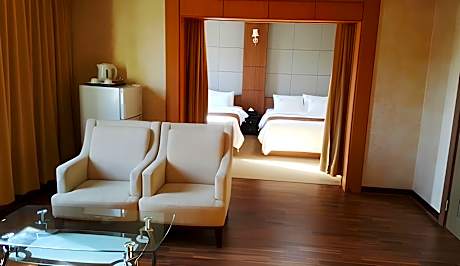 Royal Suite (twin room (double bed single bed) ondol living room, 2 or 5 bathtubs)