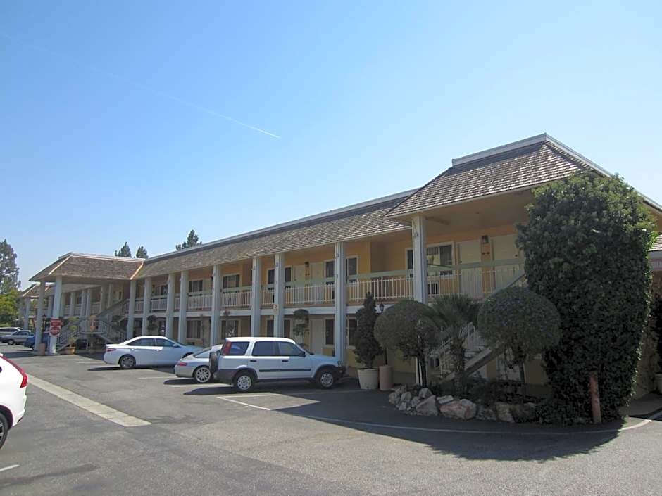 Caravelle Inn & Suites